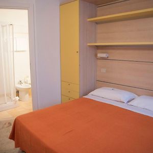 Camera piccola con letto king size